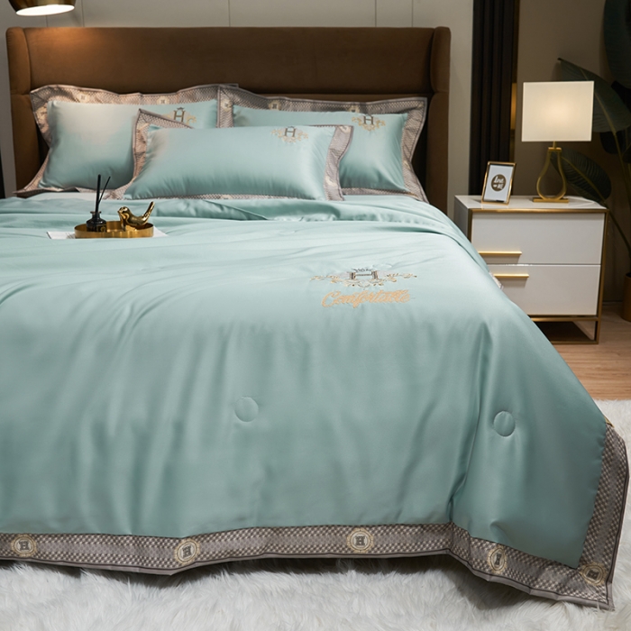 91家纺网 家纺一手货源 找家纺 总露梦2025轻奢千鸟格水洗真丝数码印花宽边刺绣夏被四件套