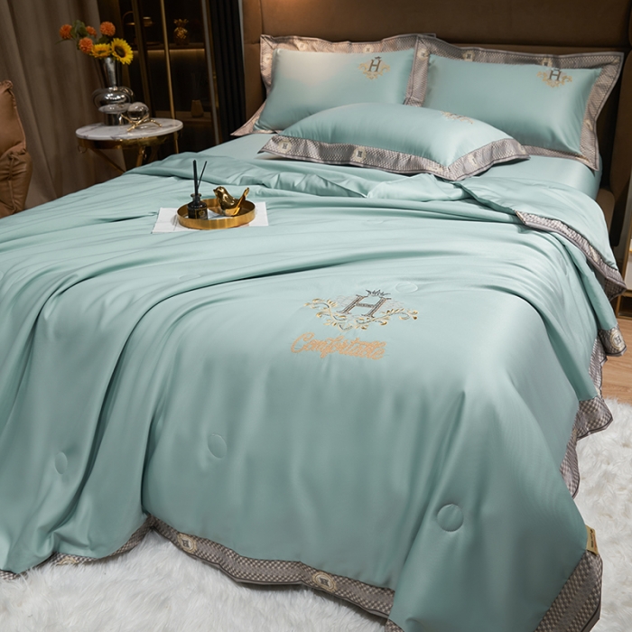 91家纺网 家纺一手货源 找家纺 总露梦2025轻奢千鸟格水洗真丝数码印花宽边刺绣夏被四件套