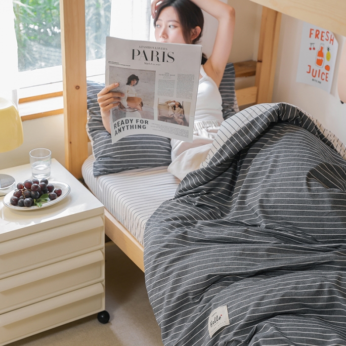 91家纺网 家纺一手货源 找家纺 寐眠 2022新款色织水洗棉学生三件套套件 灰拼白细条