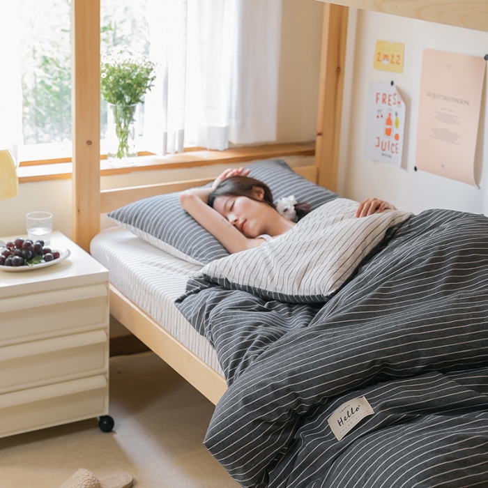 91家纺网 家纺一手货源 找家纺 寐眠 2022新款色织水洗棉学生三件套套件 灰拼白细条