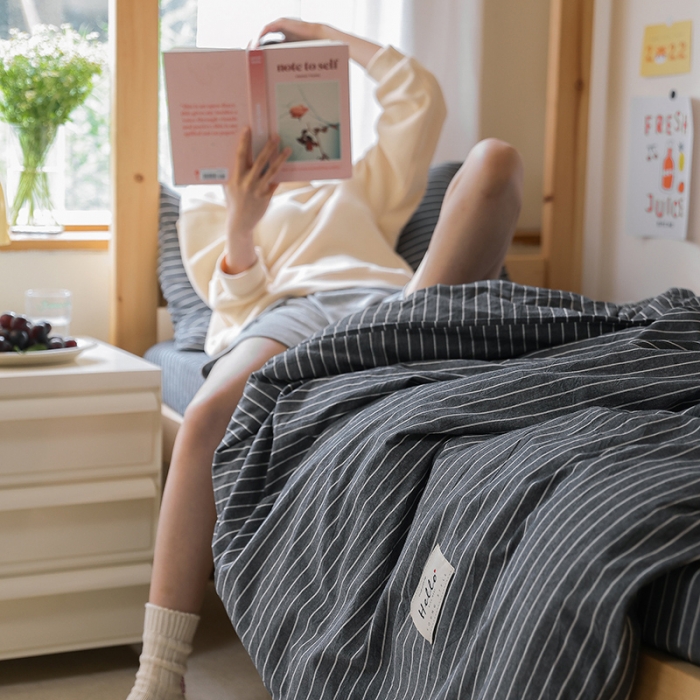 91家纺网 家纺一手货源 找家纺 寐眠 2022新款色织水洗棉学生三件套套件 灰细条