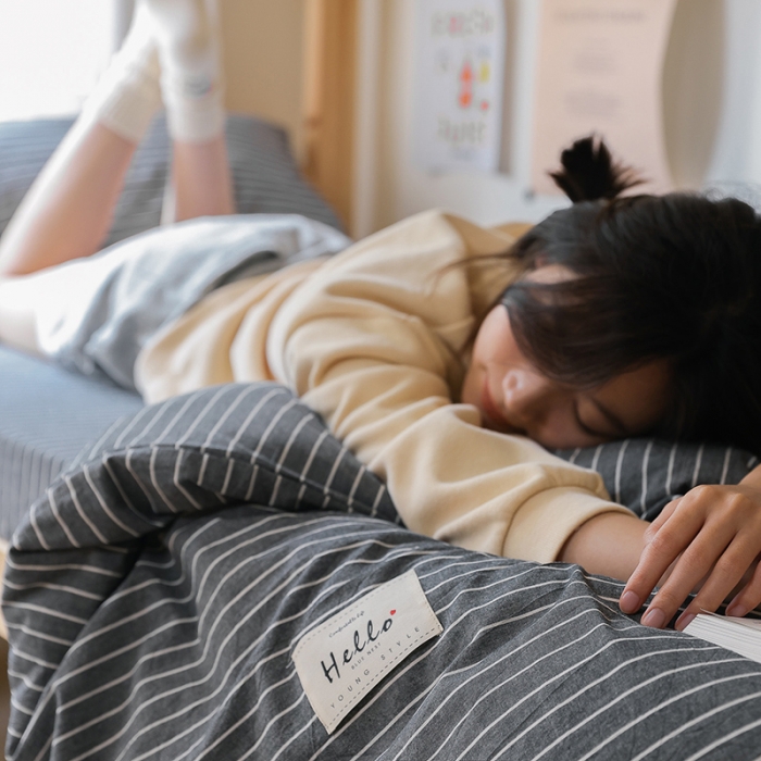 91家纺网 家纺一手货源 找家纺 寐眠 2022新款色织水洗棉学生三件套套件 灰细条