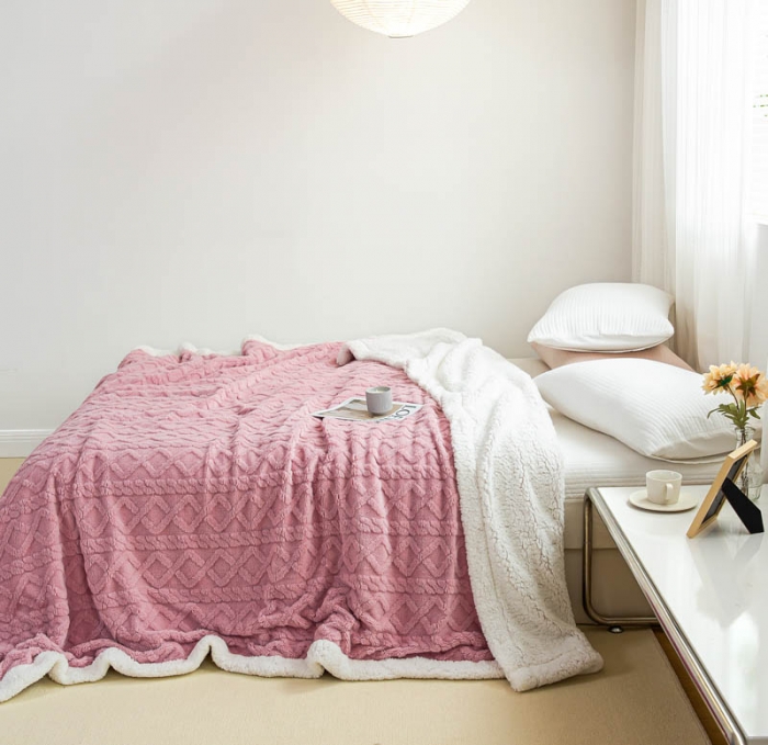 91家纺网 家纺一手货源 找家纺 羋多 2023年新款AB版提花塔芙绒羊羔绒毯子舒棉绒毛毯 樱花粉-白