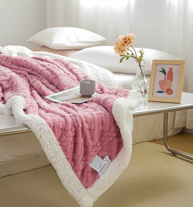 91家纺网 家纺一手货源 找家纺 羋多 2023年新款AB版提花塔芙绒羊羔绒毯子舒棉绒毛毯 樱花粉-白