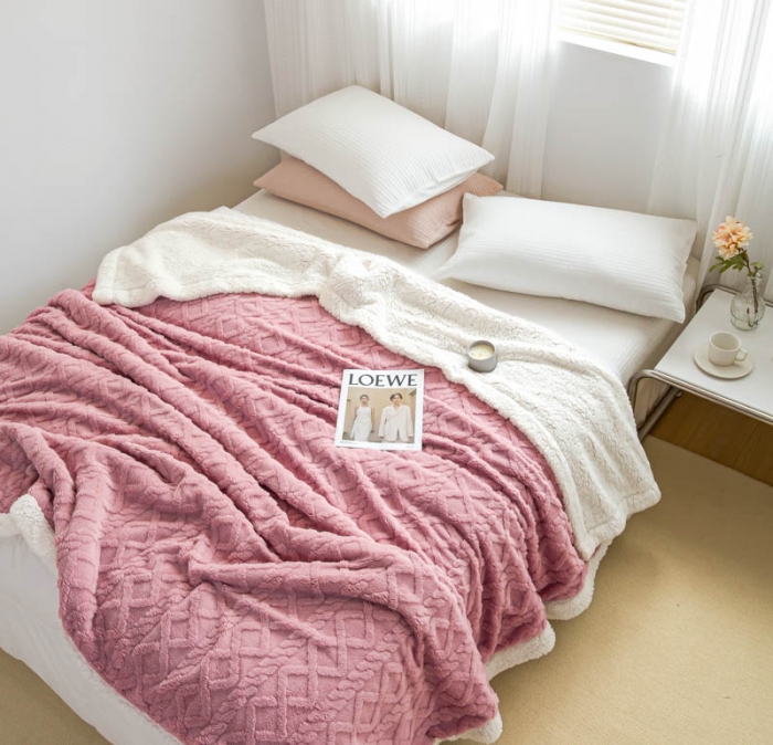 91家纺网 家纺一手货源 找家纺 羋多 2023年新款AB版提花塔芙绒羊羔绒毯子舒棉绒毛毯 樱花粉-白
