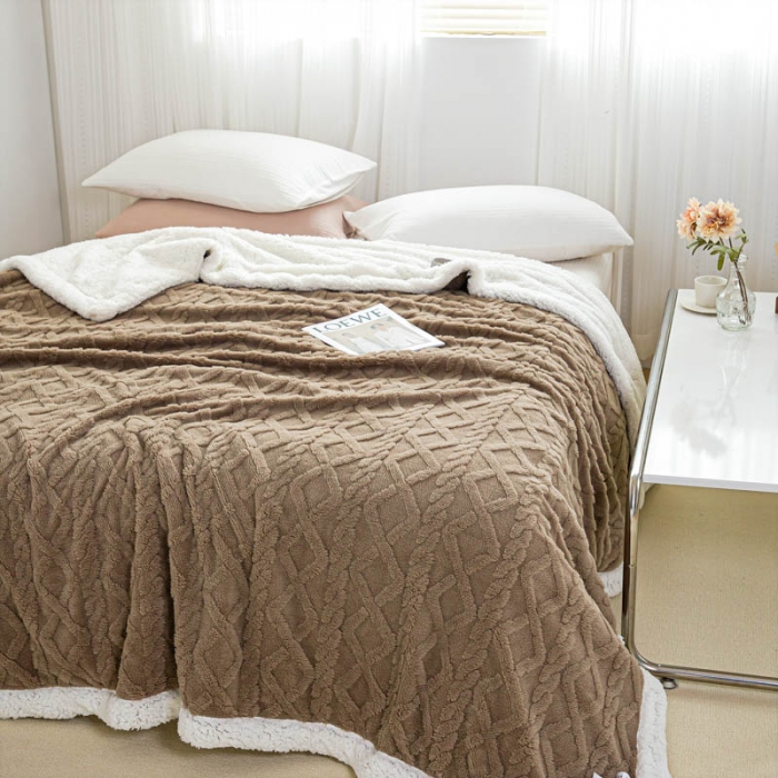 91家纺网 家纺一手货源 找家纺 羋多 2023年新款AB版提花塔芙绒羊羔绒毯子舒棉绒毛毯 咖啡-白