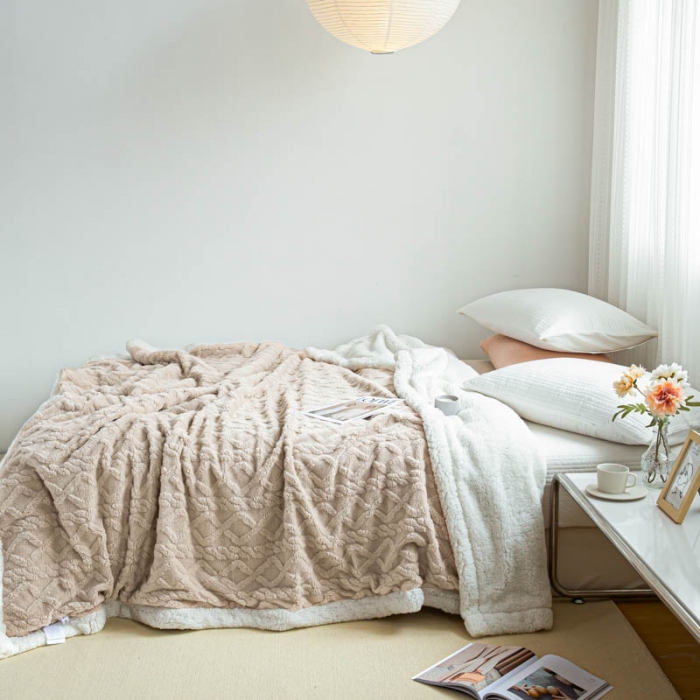 91家纺网 家纺一手货源 找家纺 羋多 2023年新款AB版提花塔芙绒羊羔绒毯子舒棉绒毛毯 卡其-白