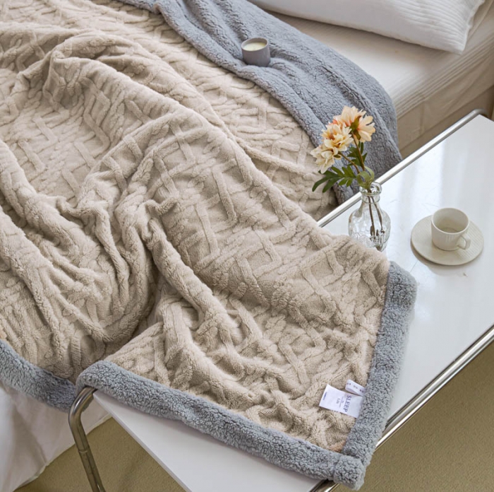 91家纺网 家纺一手货源 找家纺 羋多 2023年新款AB版提花塔芙绒羊羔绒毯子舒棉绒毛毯 卡其-灰