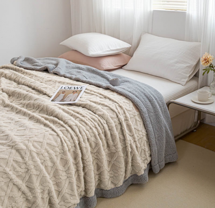 91家纺网 家纺一手货源 找家纺 羋多 2023年新款AB版提花塔芙绒羊羔绒毯子舒棉绒毛毯 卡其-灰