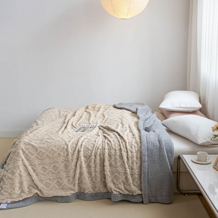 91家纺网 家纺一手货源 找家纺 羋多 2023年新款AB版提花塔芙绒羊羔绒毯子舒棉绒毛毯 卡其-灰