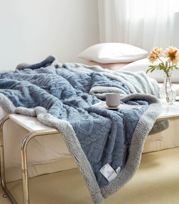 91家纺网 家纺一手货源 找家纺 羋多 2023年新款AB版提花塔芙绒羊羔绒毯子舒棉绒毛毯 蓝灰-灰