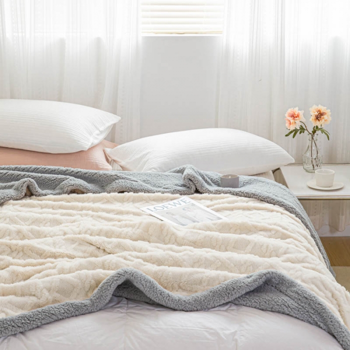 91家纺网 家纺一手货源 找家纺 羋多 2023年新款AB版提花塔芙绒羊羔绒毯子舒棉绒毛毯 奶白-灰