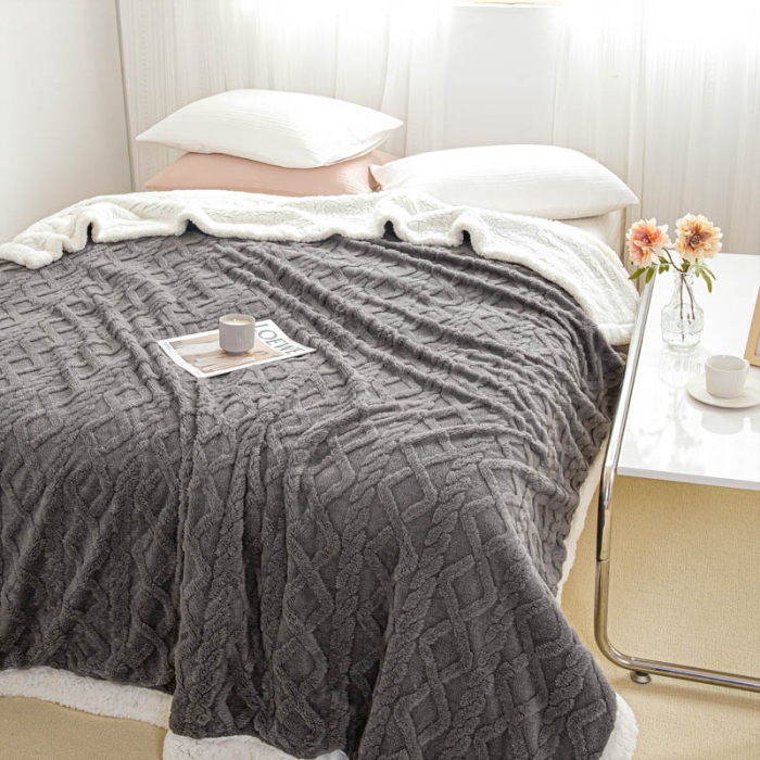 91家纺网 家纺一手货源 找家纺 羋多 2023年新款AB版提花塔芙绒羊羔绒毯子舒棉绒毛毯 深灰-白