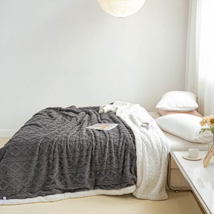91家纺网 家纺一手货源 找家纺 羋多 2023年新款AB版提花塔芙绒羊羔绒毯子舒棉绒毛毯 深灰-白