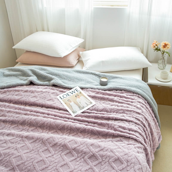 91家纺网 家纺一手货源 找家纺 羋多 2023年新款AB版提花塔芙绒羊羔绒毯子舒棉绒毛毯 优雅紫-灰