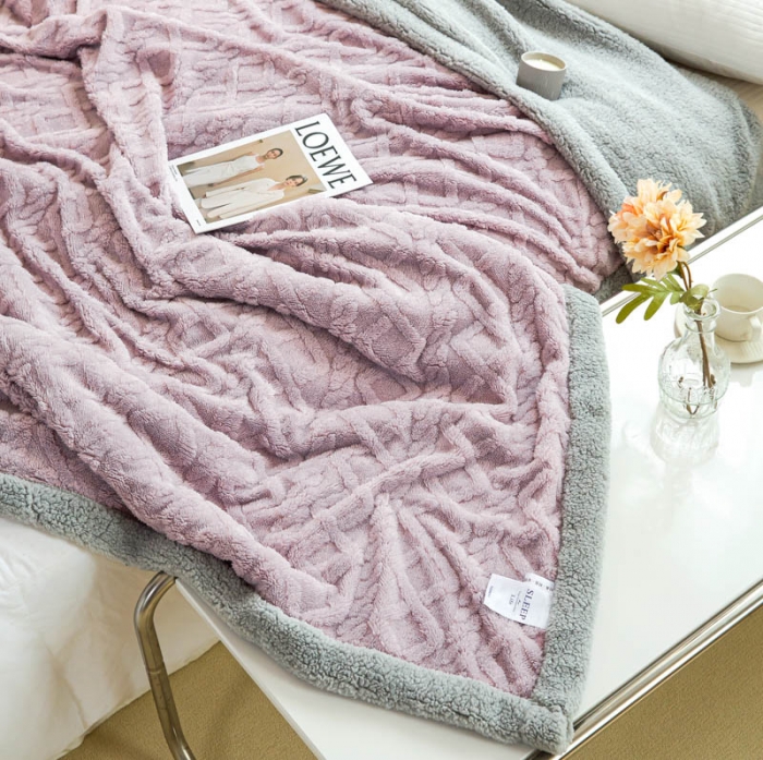 91家纺网 家纺一手货源 找家纺 羋多 2023年新款AB版提花塔芙绒羊羔绒毯子舒棉绒毛毯 优雅紫-灰