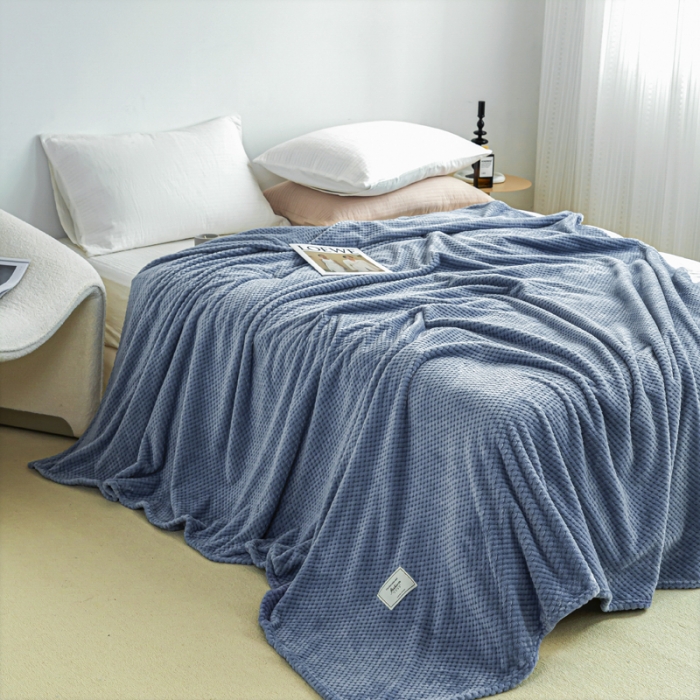 91家纺网 家纺一手货源 找家纺 羋多 2023年新款菠萝格提花毯子法莱绒云貂绒贴布毛毯 宾利蓝