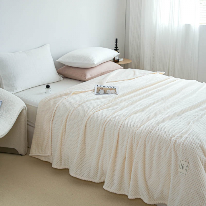 91家纺网 家纺一手货源 找家纺 羋多 2023年新款菠萝格提花毯子法莱绒云貂绒贴布毛毯 奶白