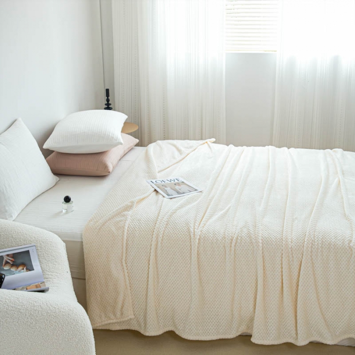 91家纺网 家纺一手货源 找家纺 羋多 2023年新款菠萝格提花毯子法莱绒云貂绒贴布毛毯 奶白