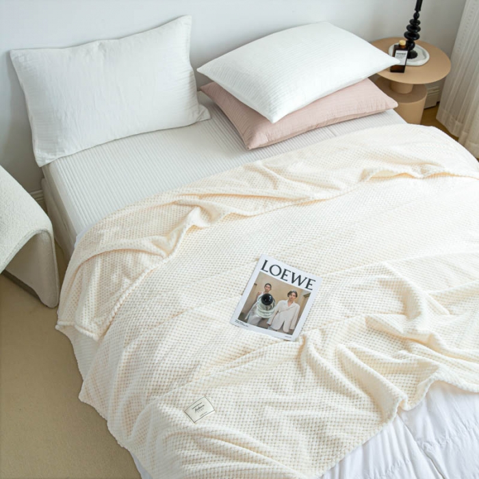 91家纺网 家纺一手货源 找家纺 羋多 2023年新款菠萝格提花毯子法莱绒云貂绒贴布毛毯 奶白