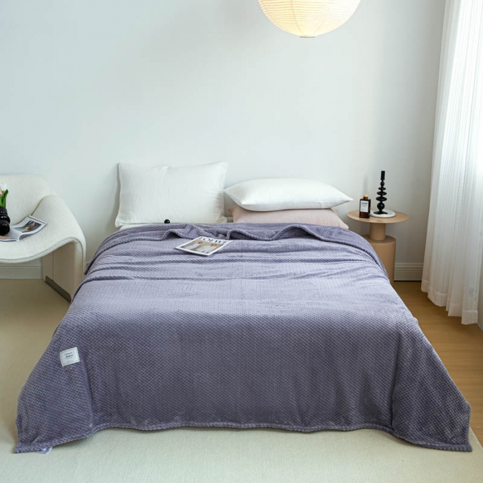 91家纺网 家纺一手货源 找家纺 羋多 2023年新款菠萝格提花毯子法莱绒云貂绒贴布毛毯 藕紫