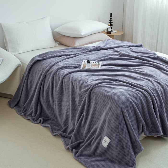 91家纺网 家纺一手货源 找家纺 羋多 2023年新款菠萝格提花毯子法莱绒云貂绒贴布毛毯 藕紫