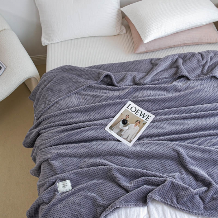 91家纺网 家纺一手货源 找家纺 羋多 2023年新款菠萝格提花毯子法莱绒云貂绒贴布毛毯 藕紫