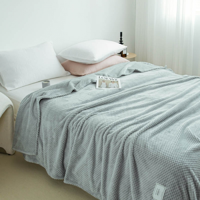 91家纺网 家纺一手货源 找家纺 羋多 2023年新款菠萝格提花毯子法莱绒云貂绒贴布毛毯 浅灰