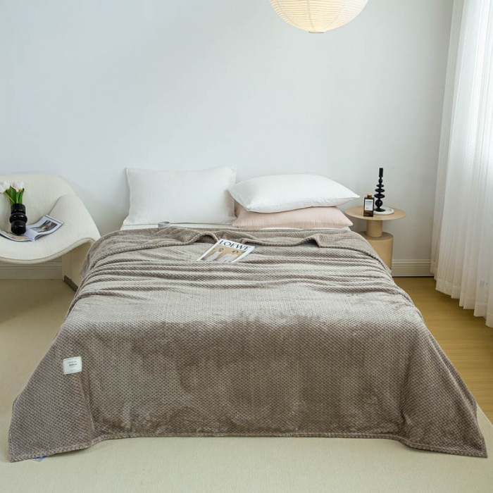 91家纺网 家纺一手货源 找家纺 羋多 2023年新款菠萝格提花毯子法莱绒云貂绒贴布毛毯 浅咖啡