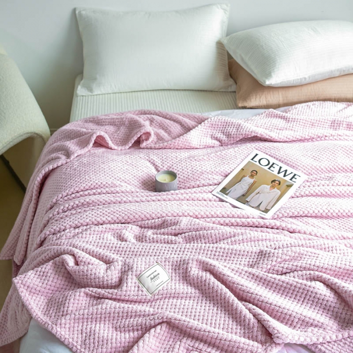 91家纺网 家纺一手货源 找家纺 羋多 2023年新款菠萝格提花毯子法莱绒云貂绒贴布毛毯 樱花粉