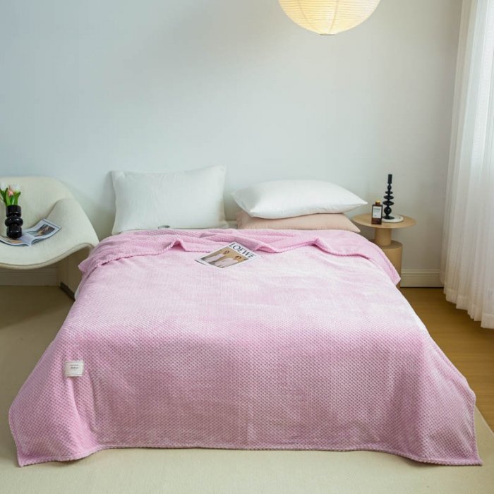 91家纺网 家纺一手货源 找家纺 羋多 2023年新款菠萝格提花毯子法莱绒云貂绒贴布毛毯 樱花粉