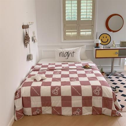 91家纺网 家纺一手货源 找家纺 顾里家纺 2022新款牛奶针织棉夏被-韩式场景 方块小熊豆沙