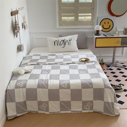 91家纺网 家纺一手货源 找家纺 顾里家纺 2022新款牛奶针织棉夏被-韩式场景 方块小熊灰