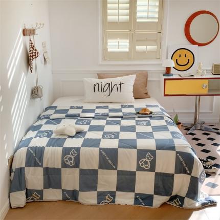 91家纺网 家纺一手货源 找家纺 顾里家纺 2022新款牛奶针织棉夏被-韩式场景 方块小熊蓝