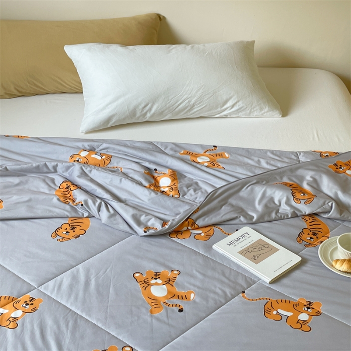 91家纺网 家纺一手货源 找家纺 顾里家纺 2022新款牛奶针织棉夏被-韩式场景 ins虎灰