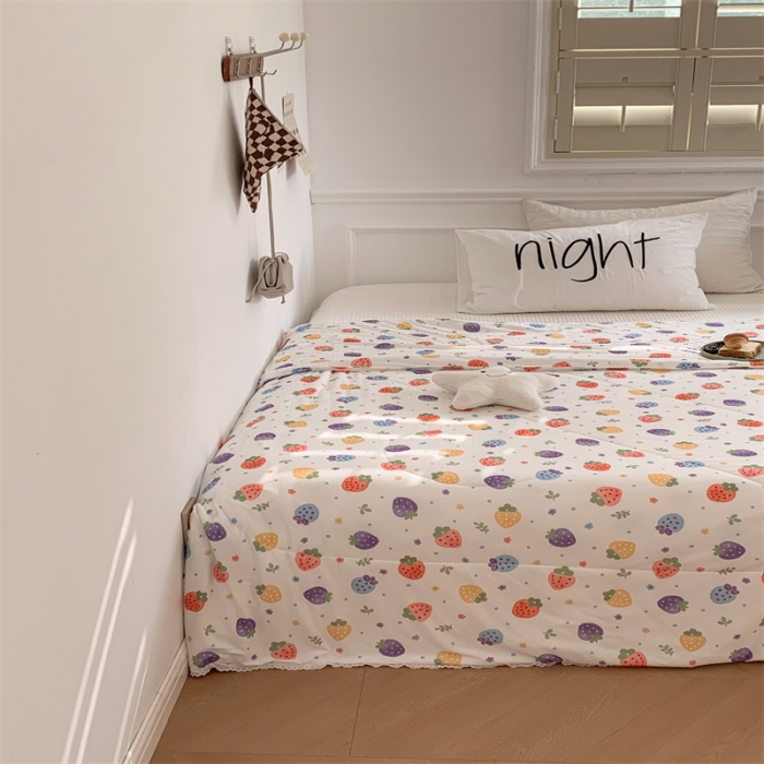 91家纺网 家纺一手货源 找家纺 顾里家纺 2022新款牛奶针织棉夏被-韩式场景 草莓点点