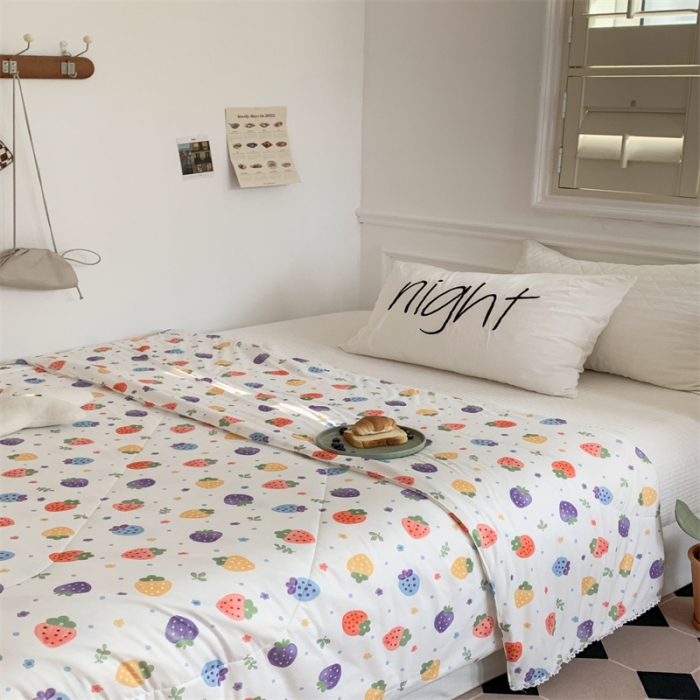 91家纺网 家纺一手货源 找家纺 顾里家纺 2022新款牛奶针织棉夏被-韩式场景 草莓点点