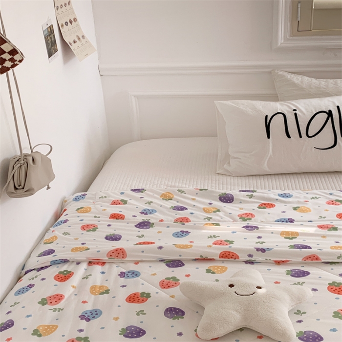 91家纺网 家纺一手货源 找家纺 顾里家纺 2022新款牛奶针织棉夏被-韩式场景 草莓点点