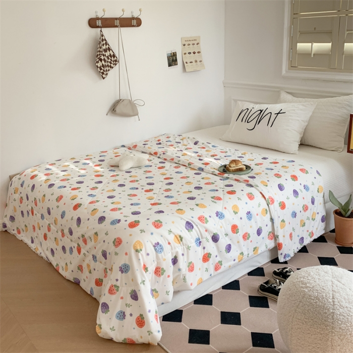 91家纺网 家纺一手货源 找家纺 顾里家纺 2022新款牛奶针织棉夏被-韩式场景 草莓点点