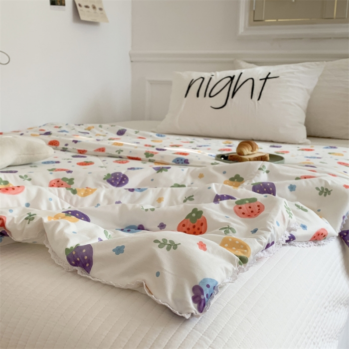 91家纺网 家纺一手货源 找家纺 顾里家纺 2022新款牛奶针织棉夏被-韩式场景 草莓点点