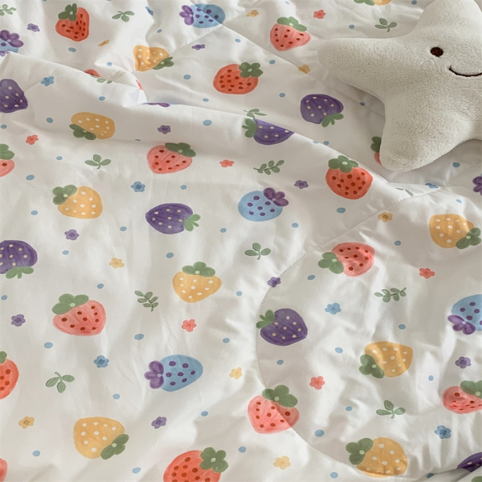 91家纺网 家纺一手货源 找家纺 顾里家纺 2022新款牛奶针织棉夏被-韩式场景 草莓点点