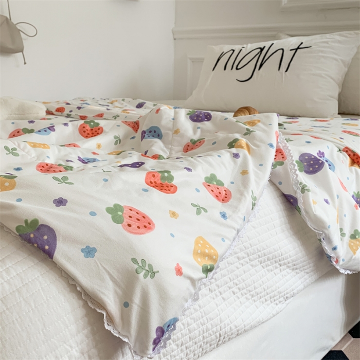 91家纺网 家纺一手货源 找家纺 顾里家纺 2022新款牛奶针织棉夏被-韩式场景 草莓点点