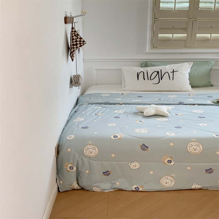 91家纺网 家纺一手货源 找家纺 顾里家纺 2022新款牛奶针织棉夏被-韩式场景 宇宙小熊蓝