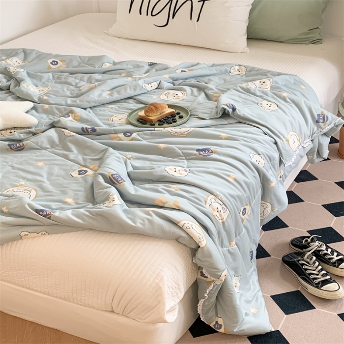 91家纺网 家纺一手货源 找家纺 顾里家纺 2022新款牛奶针织棉夏被-韩式场景 宇宙小熊蓝