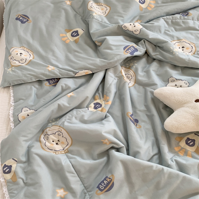 91家纺网 家纺一手货源 找家纺 顾里家纺 2022新款牛奶针织棉夏被-韩式场景 宇宙小熊蓝