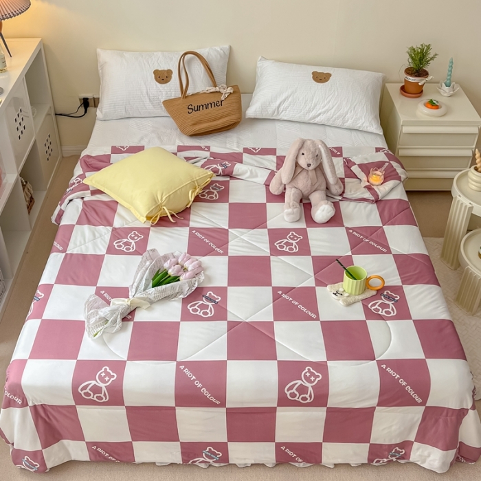 91家纺网 家纺一手货源 找家纺 顾里家纺 2022新款牛奶针织棉夏被-实拍 方块小熊豆沙