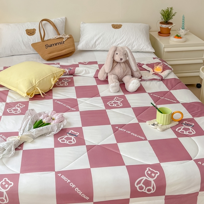 91家纺网 家纺一手货源 找家纺 顾里家纺 2022新款牛奶针织棉夏被-实拍 方块小熊豆沙