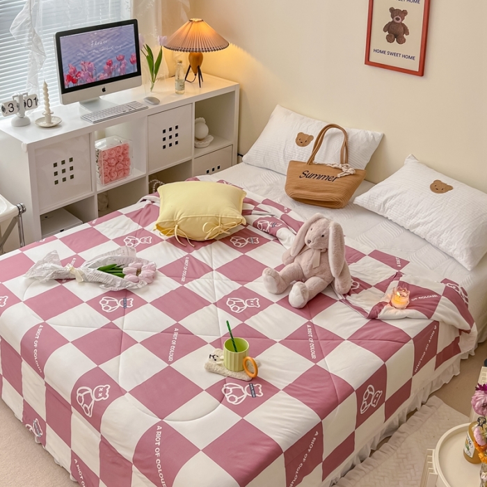 91家纺网 家纺一手货源 找家纺 顾里家纺 2022新款牛奶针织棉夏被-实拍 方块小熊豆沙