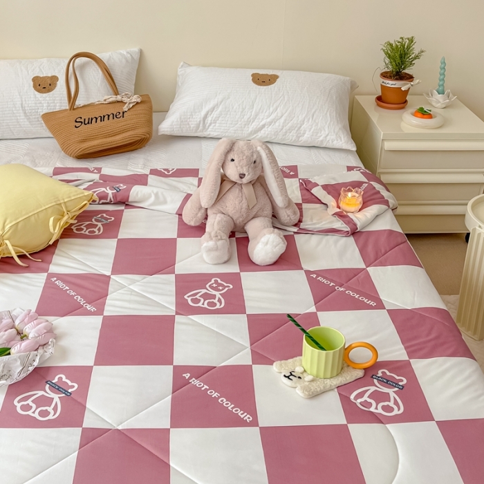 91家纺网 家纺一手货源 找家纺 顾里家纺 2022新款牛奶针织棉夏被-实拍 方块小熊豆沙