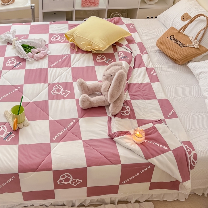 91家纺网 家纺一手货源 找家纺 顾里家纺 2022新款牛奶针织棉夏被-实拍 方块小熊豆沙